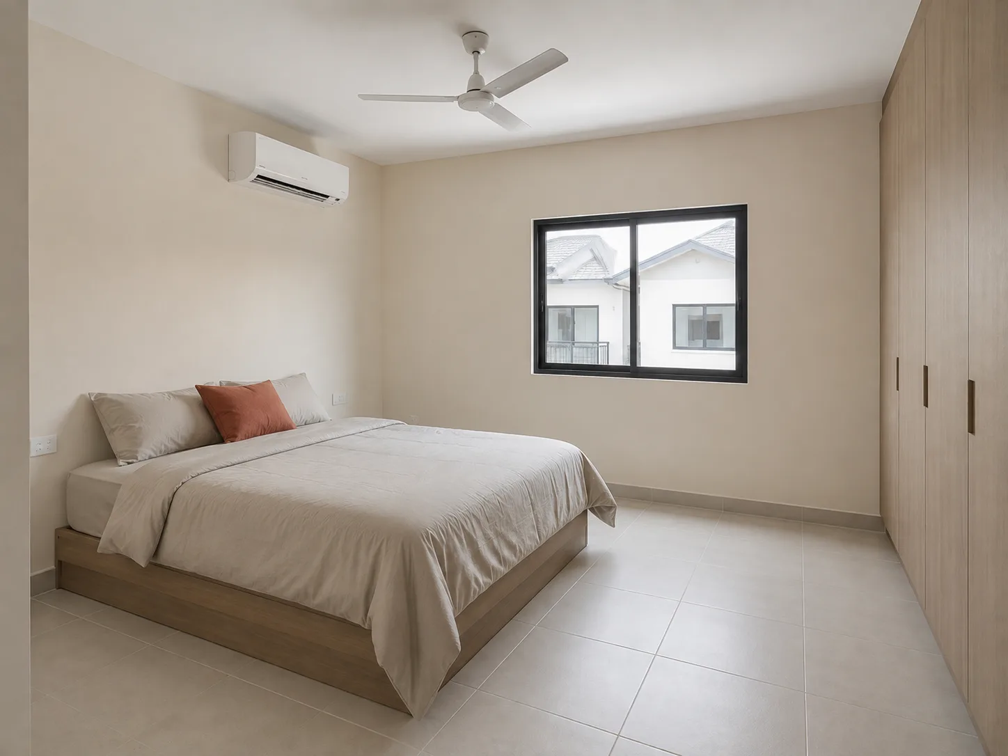 ห้องนอนใหญ่ของบ้านรากฐานที่ตกแต่งแล้ว: เตียงขนาดเต็ม ตู้เสื้อผ้าบิลท์อินหน้าบานไม้ด้าน หน้าต่างช่องเจาะกรอบอะลูมิเนียมสีเข้ม แอร์ติดผนังสีขาว และพัดลมเพดาน
